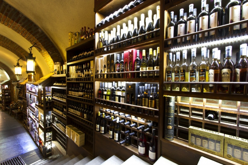 vente-GRIMAUD-min_world_street_travel_shop_canon_georgia_wine_bottles-429767